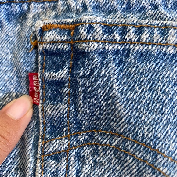 Vintage distressed Levi’s shorts - Picture 4 of 9